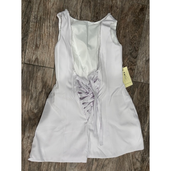 Elegant White Sleeveless Dress - Picture 4 of 6